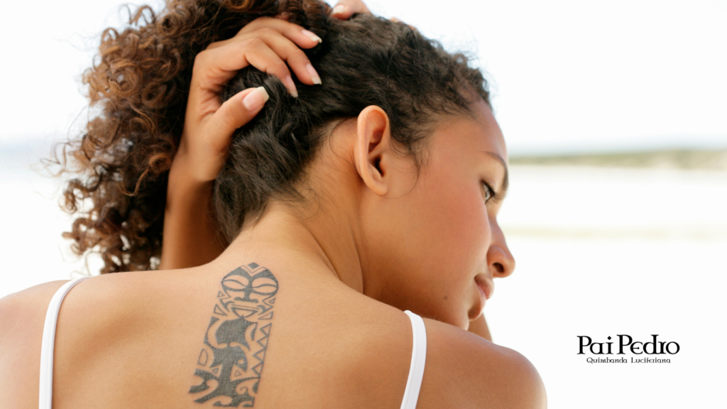 Mulher com tatuagem feminina nas costas exibindo desenho delicado e simbólico próximo à nuca