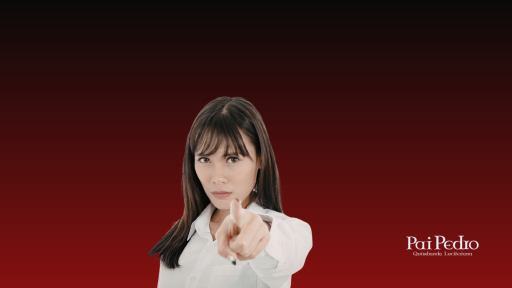 Mulher apontando diretamente para frente com expressão firme, simbolizando a quebra de um ciclo e a decisão de assumir o controle da própria vida.