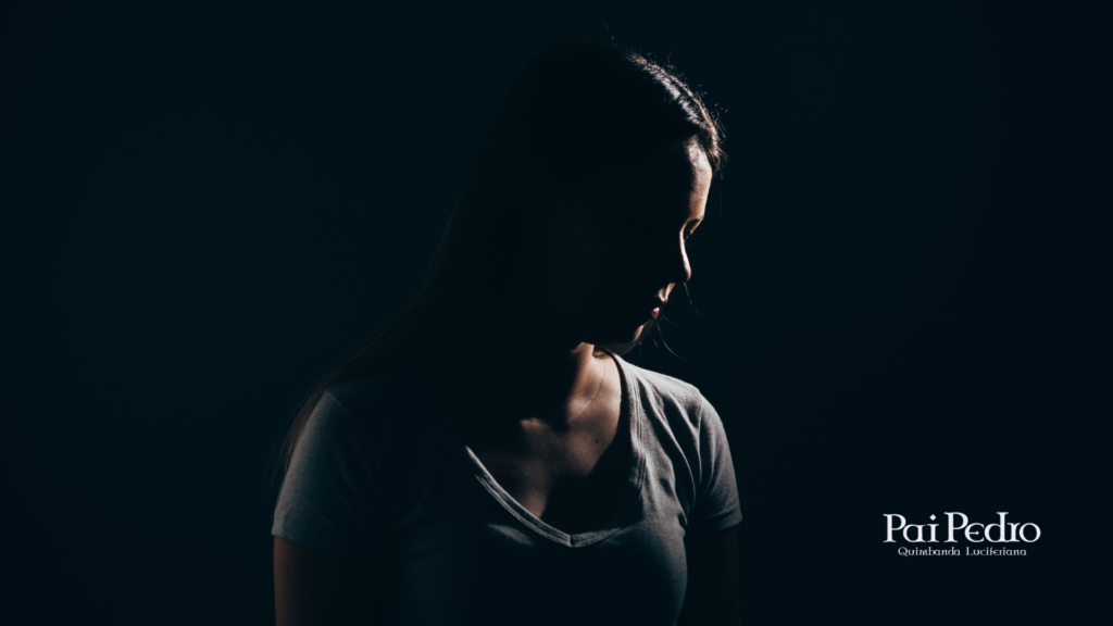 Mulher em perfil, parcialmente iluminada em um fundo escuro, com expressão introspectiva — representando a busca por valorização e o despertar para não aceitar migalhas emocionais.