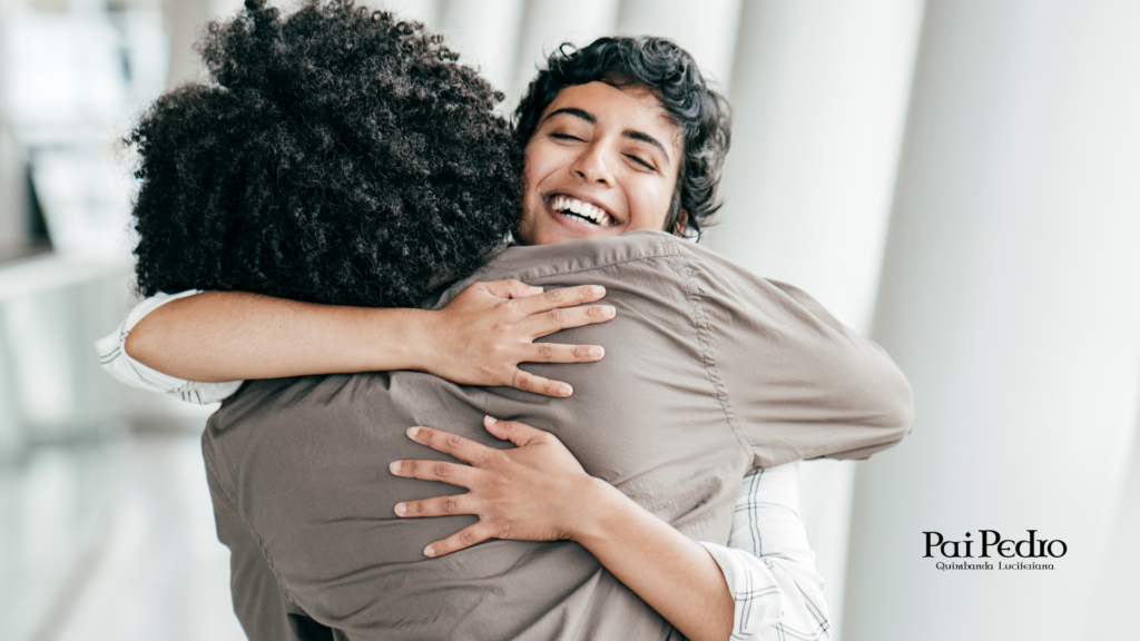 Duas mulheres se abraçando com afeto, representando conselho de amiga, acolhimento emocional e apoio sincero nos momentos difíceis.