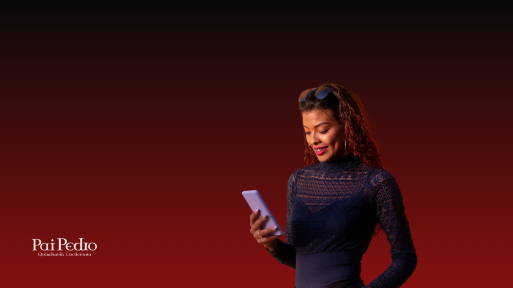Mulher sorrindo enquanto olha o celular, representando a superação após pensar “ele me bloqueou” e decidir seguir em frente com mais confiança.