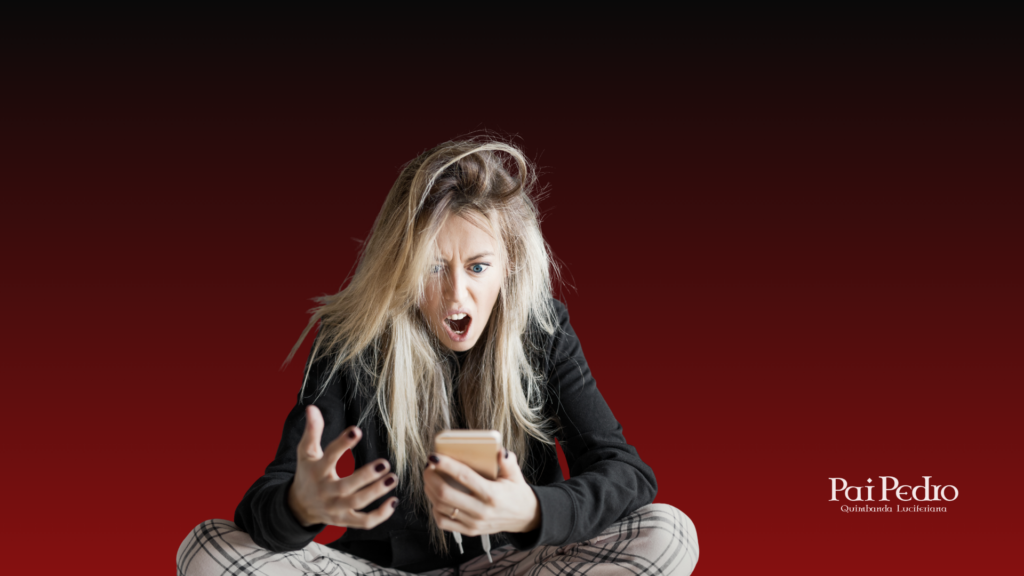 Mulher desesperada olhando o celular após ser ignorada em uma conversa. A expressão intensa de raiva e ansiedade representa o sentimento por trás da situação “ele visualiza e não responde”.