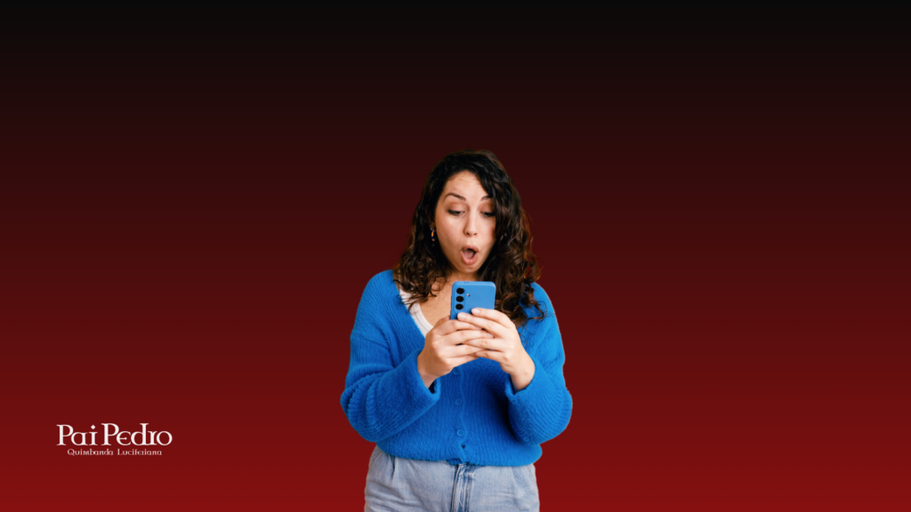 Mulher surpresa olhando o celular com expressão intensa, representando insegurança emocional e medo de mandar mensagem primeiro em um relacionamento.