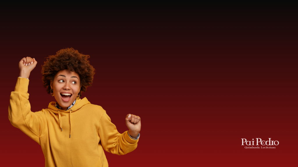 Mulher comemorando com expressão animada em fundo vermelho, simbolizando esperança, entusiasmo e a busca por sorte no amor além da saudade.