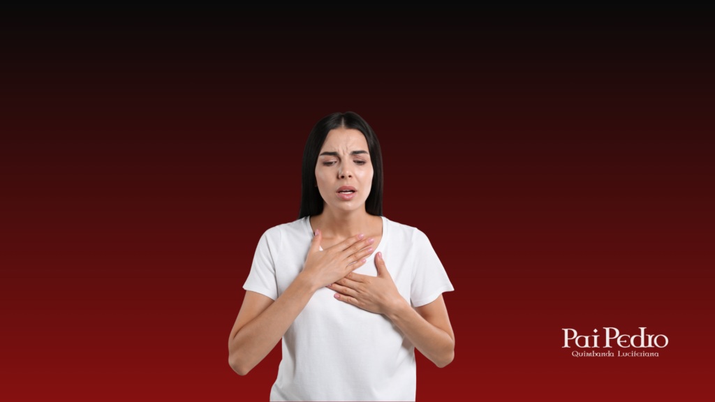 Imagem sobre pós término com uma mulher angustiada segurando o peito, representando ansiedade, aperto emocional e dificuldade de lidar com a dor após o fim de um relacionamento.