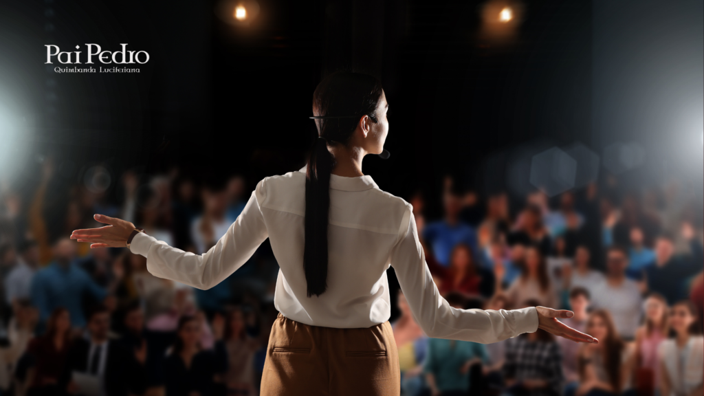 Coach de Relacionamento falando para uma plateia durante palestra, orientando o público sobre vida amorosa, escolhas afetivas e desenvolvimento emocional.