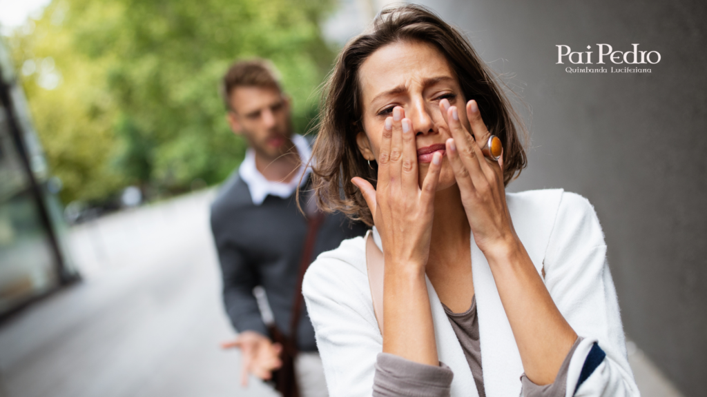 Imagem sobre desistir de alguém, mostrando uma mulher chorando em primeiro plano enquanto um homem aparece desfocado ao fundo, simbolizando dor emocional, afastamento e a dificuldade de aceitar o fim de uma relação.