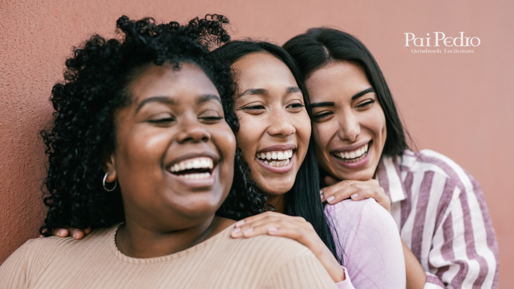 Três mulheres felizes sorrindo juntas, representando amizade, autoestima e leveza emocional após escolhas amorosas mais saudáveis.