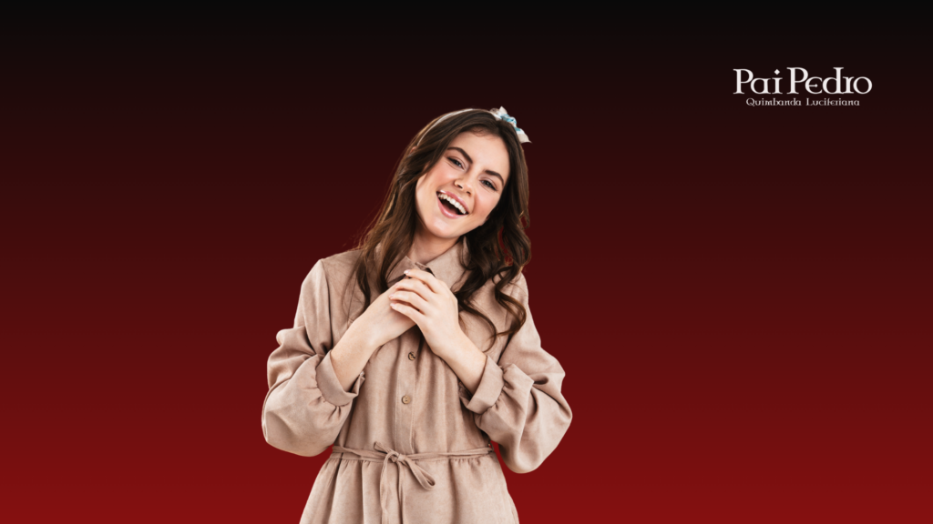 Mulher sorridente com as mãos junto ao peito em fundo vermelho escuro, representando que amor, bondade precisam de limite para não virarem sofrimento emocional.