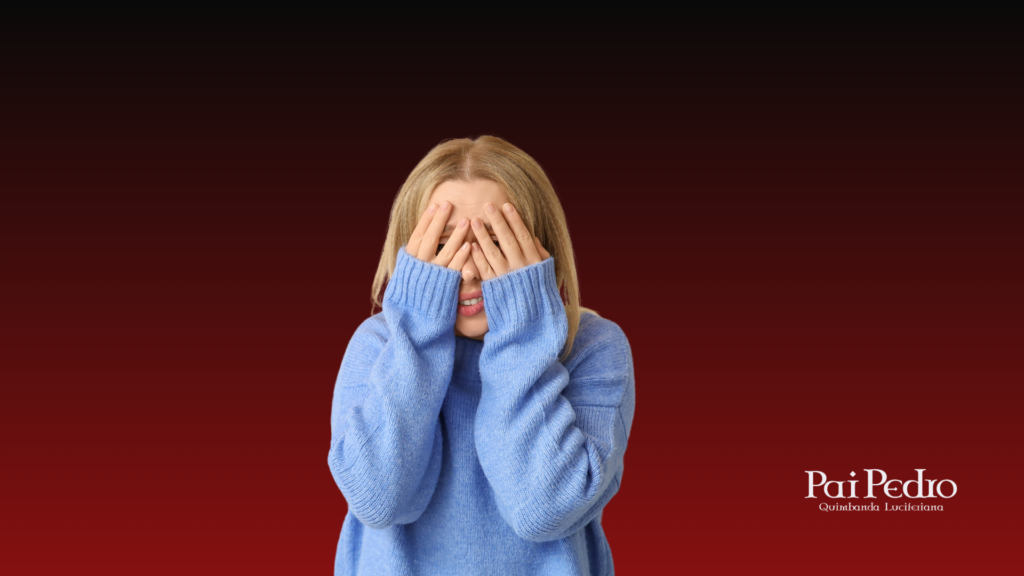 Mulher com as mãos cobrindo o rosto, expressando vergonha e sofrimento emocional, representando o que significa ser ridicularizada em um relacionamento marcado por humilhação, desrespeito e abuso psicológico.