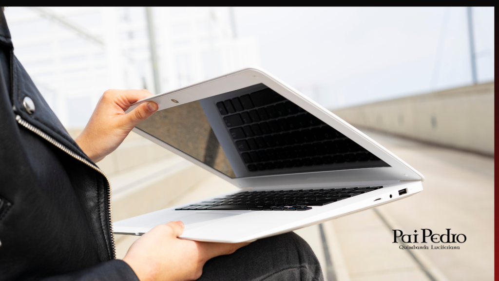 Pessoa abrindo um notebook em ambiente claro, representando o conceito de Low Profile no Insta e a escolha de usar as redes sociais com mais discrição e controle.