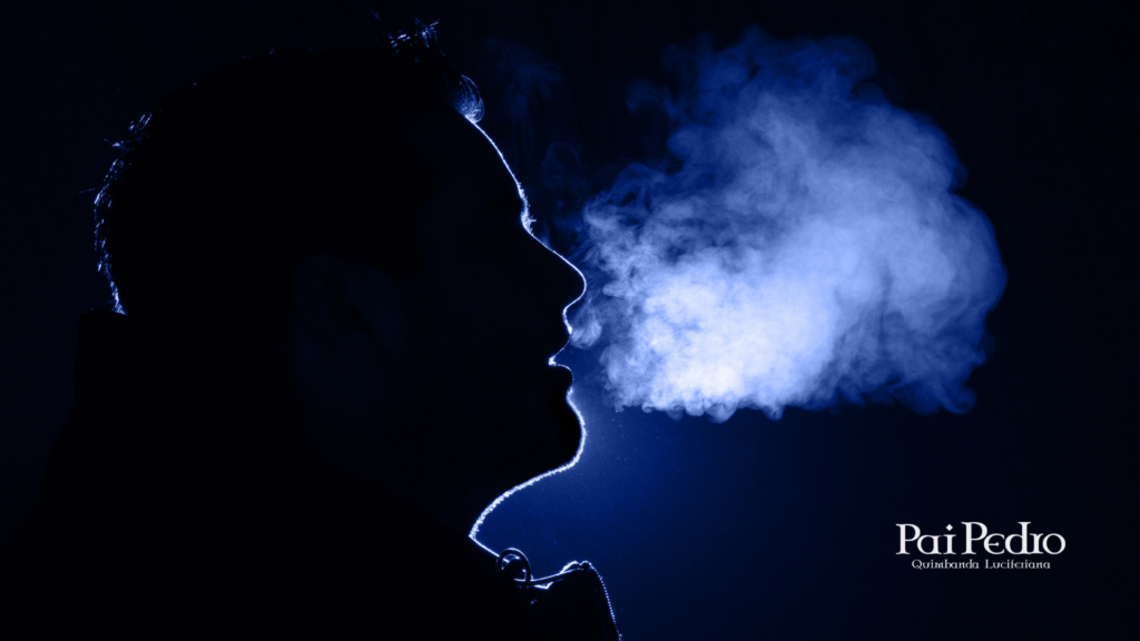 Imagem em tons escuros mostrando a silhueta de uma pessoa expirando um vapor frio em meio à escuridão. A cena representa a Gentileza Fria, simbolizando uma postura educada na aparência, mas emocionalmente distante, marcada pela ausência de calor, afeto e envolvimento.
