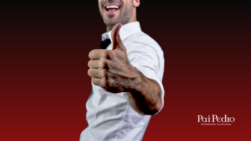 Homem sorrindo fazendo sinal de positivo com o polegar, representando a Psicologia do Homem e os comportamentos que demonstram quando o homem gosta de verdade em um relacionamento.