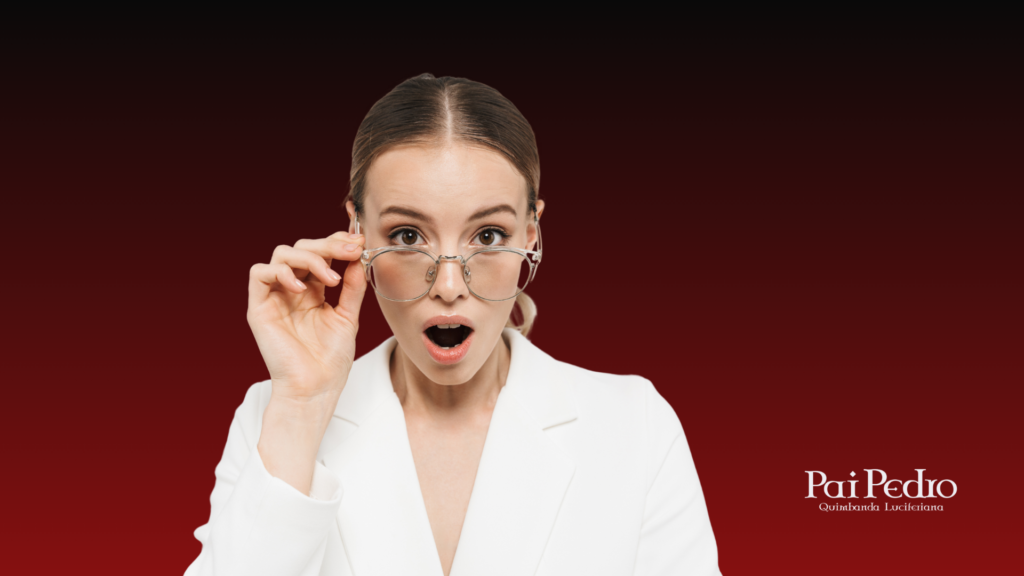 Mulher com expressão de surpresa usando óculos, representando os sinais de que você está sendo ridicularizada no relacionamento, ao perceber comportamentos de humilhação, desrespeito e abuso emocional.