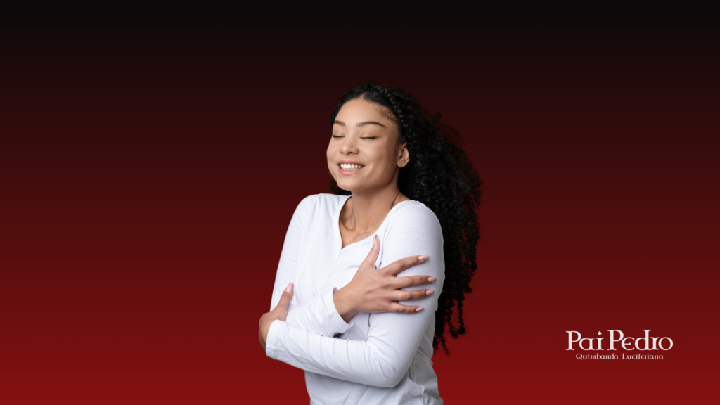 Mulher sorridente abraça a si mesma, representando a importância de se amar para viver uma relação sem idealizações ou autoabandono.