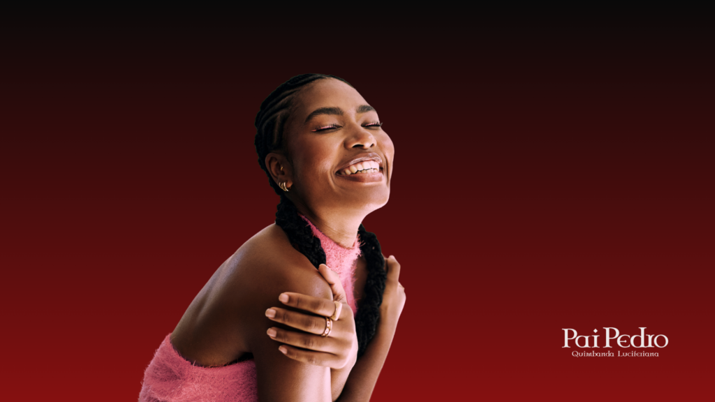 Volta por cima: mulher sorrindo de olhos fechados e se abraçando, representando amor-próprio, liberdade emocional e um novo começo.