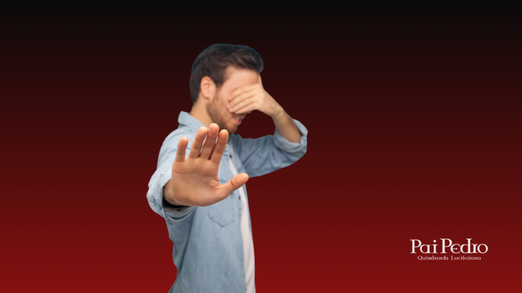 Homem demonstrando rejeição e afastamento com a mão, representando a frustração de uma mulher viciada em alguém que oferece pouco emocionalmente.